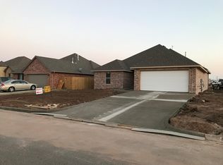 617 SW 6th St, Moore, OK 73160