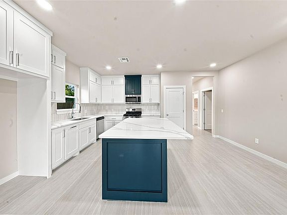 5th image of 313 SE 51st St