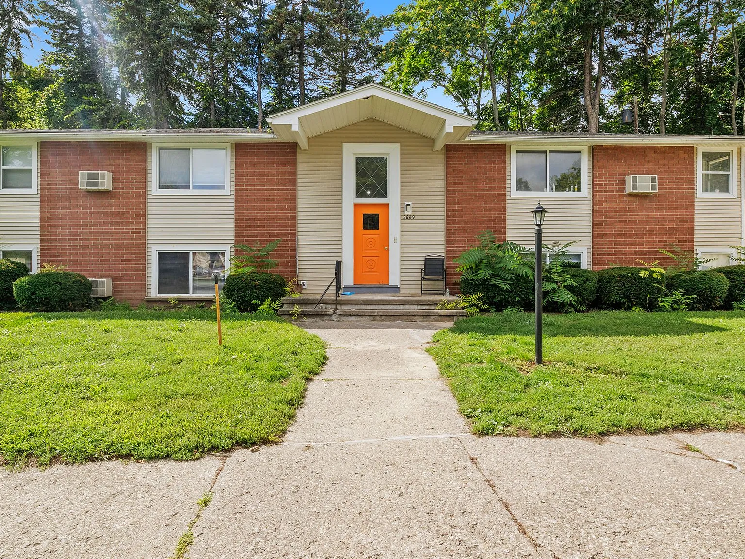 Creekside Apartments — Photo 1