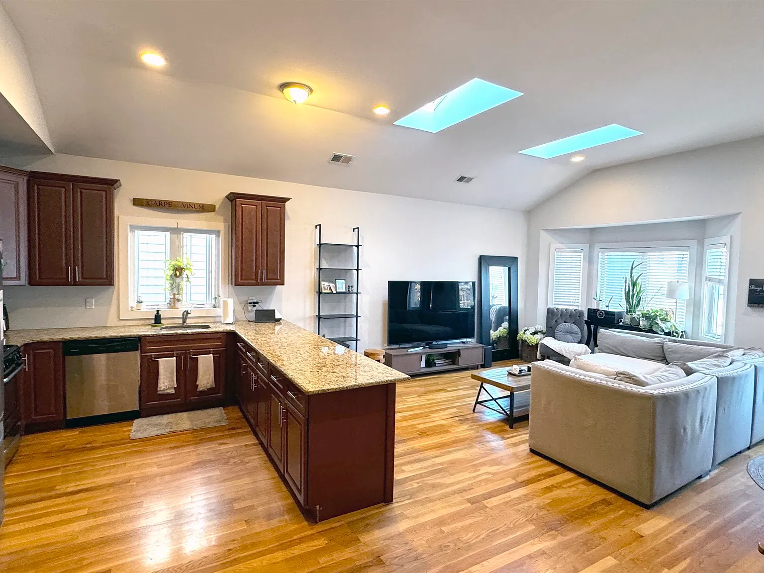 3 bed, 2.0 bath, 1300 sqft, $3,600 — Photo 4