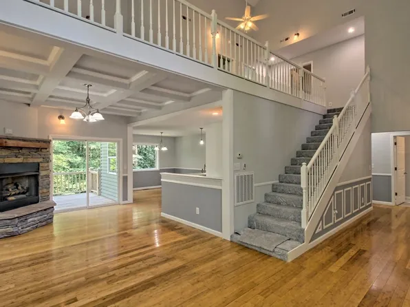 401 Holly Cove Cir, Blairsville, GA 30512