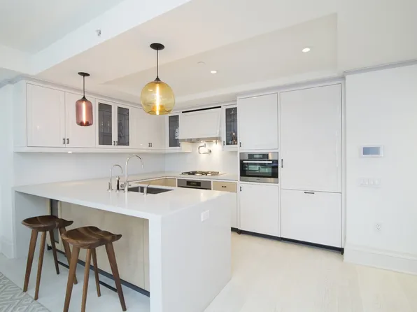 21 East 61st Street image 2 of 12