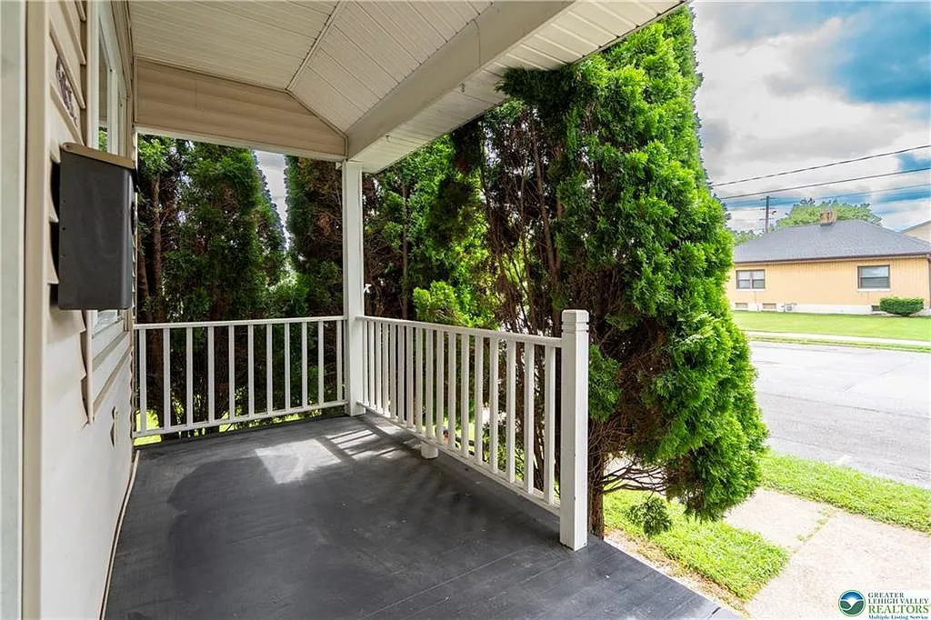 2 bed, 1.0 bath, 1044 sqft, $2,200 — Photo 4