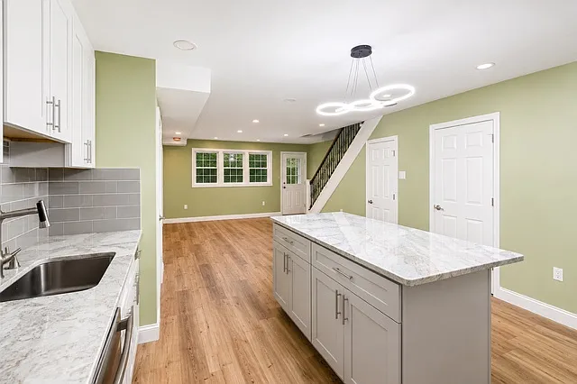 3 bed, 1.5 bath, 1200 sqft, $2,400 — Photo 2