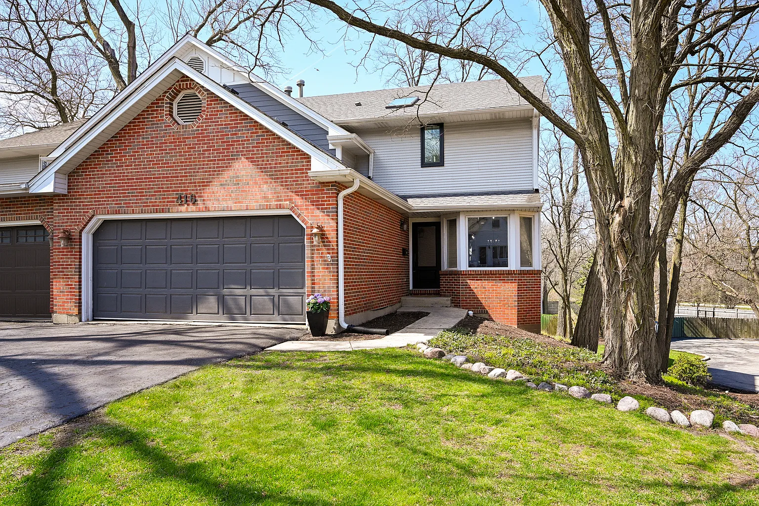 416 Lawrence Ave photo 1