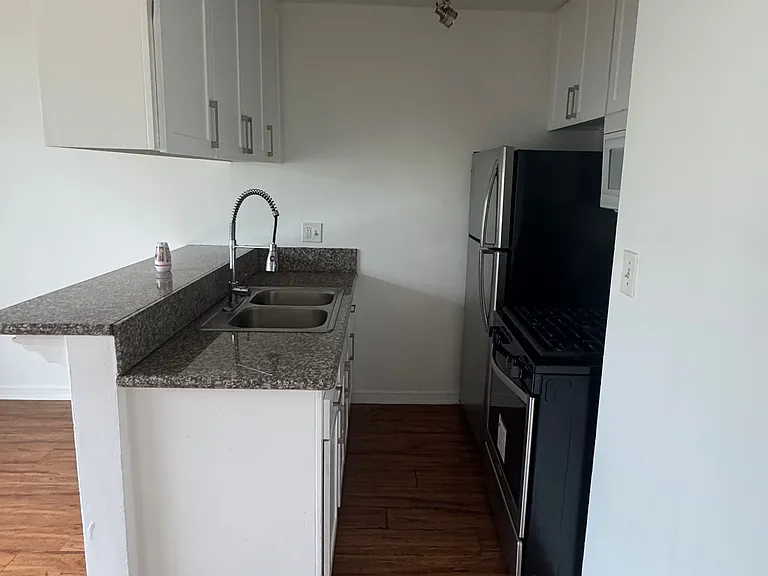 932 W 80th St #5 — Photo 2