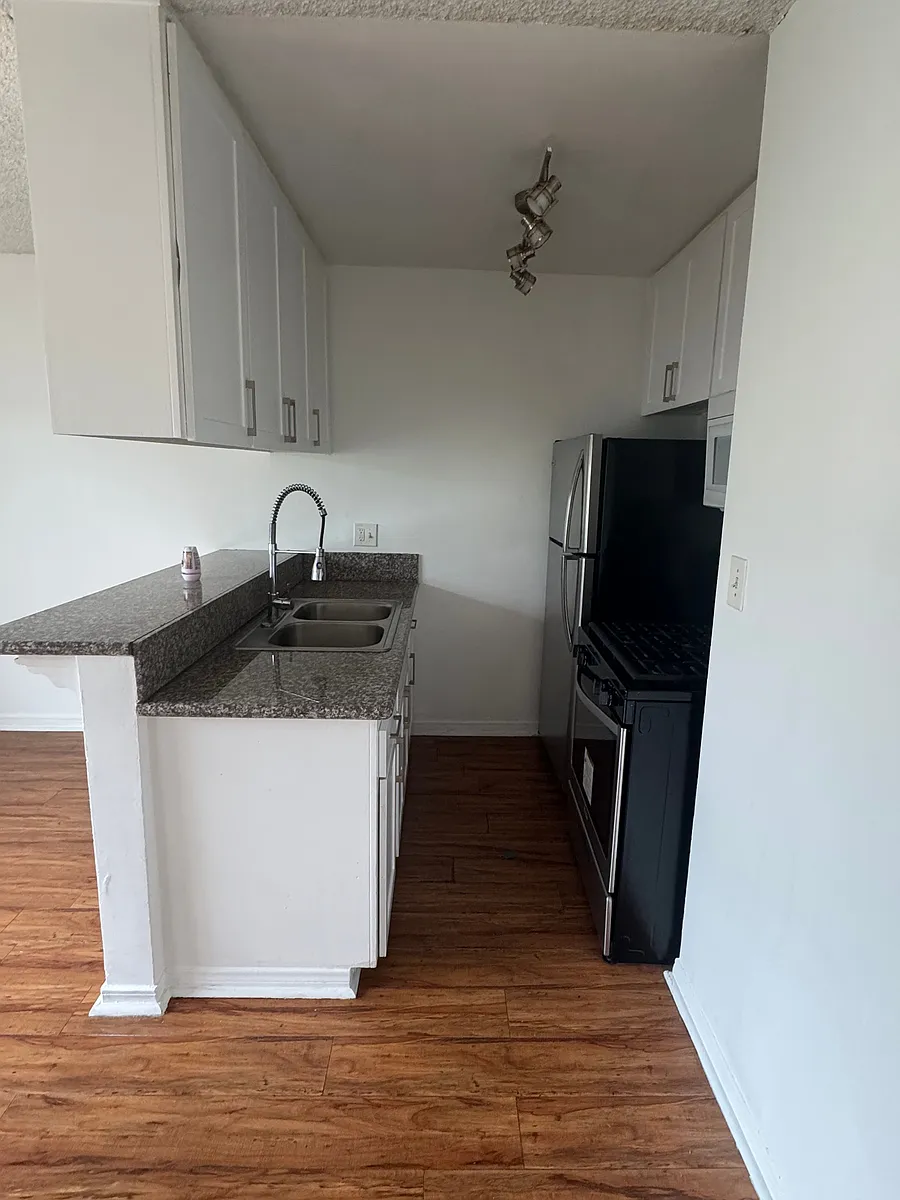 Building Photo - 932 W 80th St #5