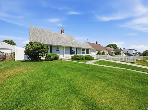 37 Gun Lane, Levittown, NY 11756