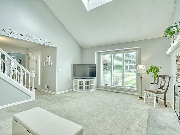 3rd image of 645 Webster Rd