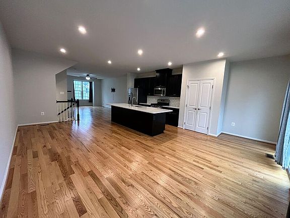 5th image of 406 Rolling Valley Dr
