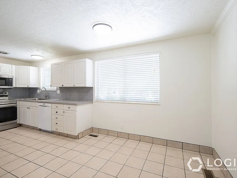 1911 E Cecelia Cir #1911 CECILIA CIRCLE — Photo 12