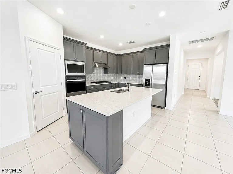 42723 Valley Brooks St — Photo 2