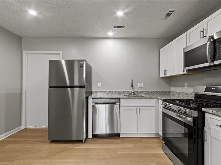 Swan Creek Apartments — Photo 19