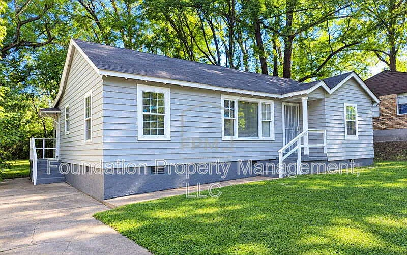 3 bed, 1.0 bath, 1412 sqft, $1,395 — Photo 1
