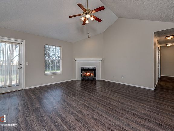 3rd image of 904 Marcus St