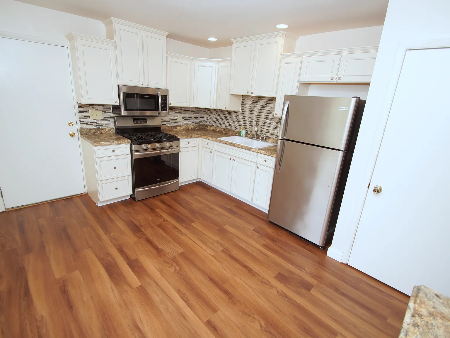 3 bed, 1.5 bath, 1400 sqft, $1,875 — Photo 2