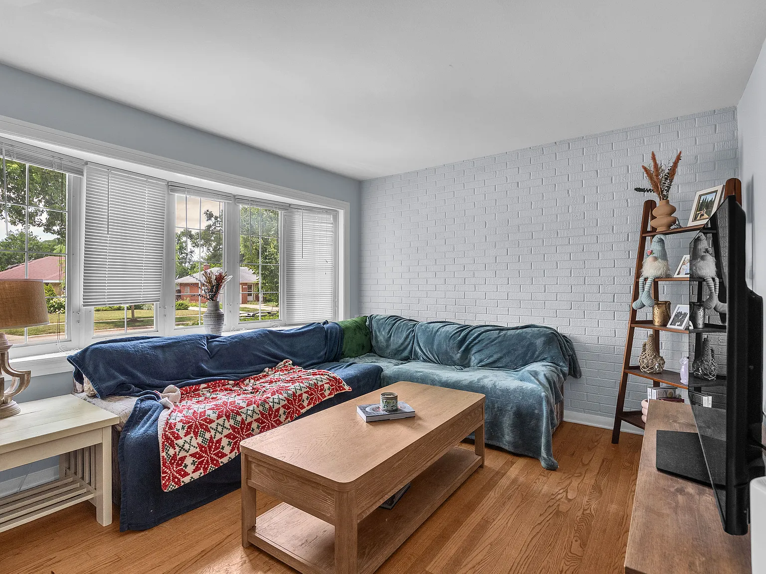 3 bed, 1.5 bath, 2950 sqft, $3,100 — Photo 3