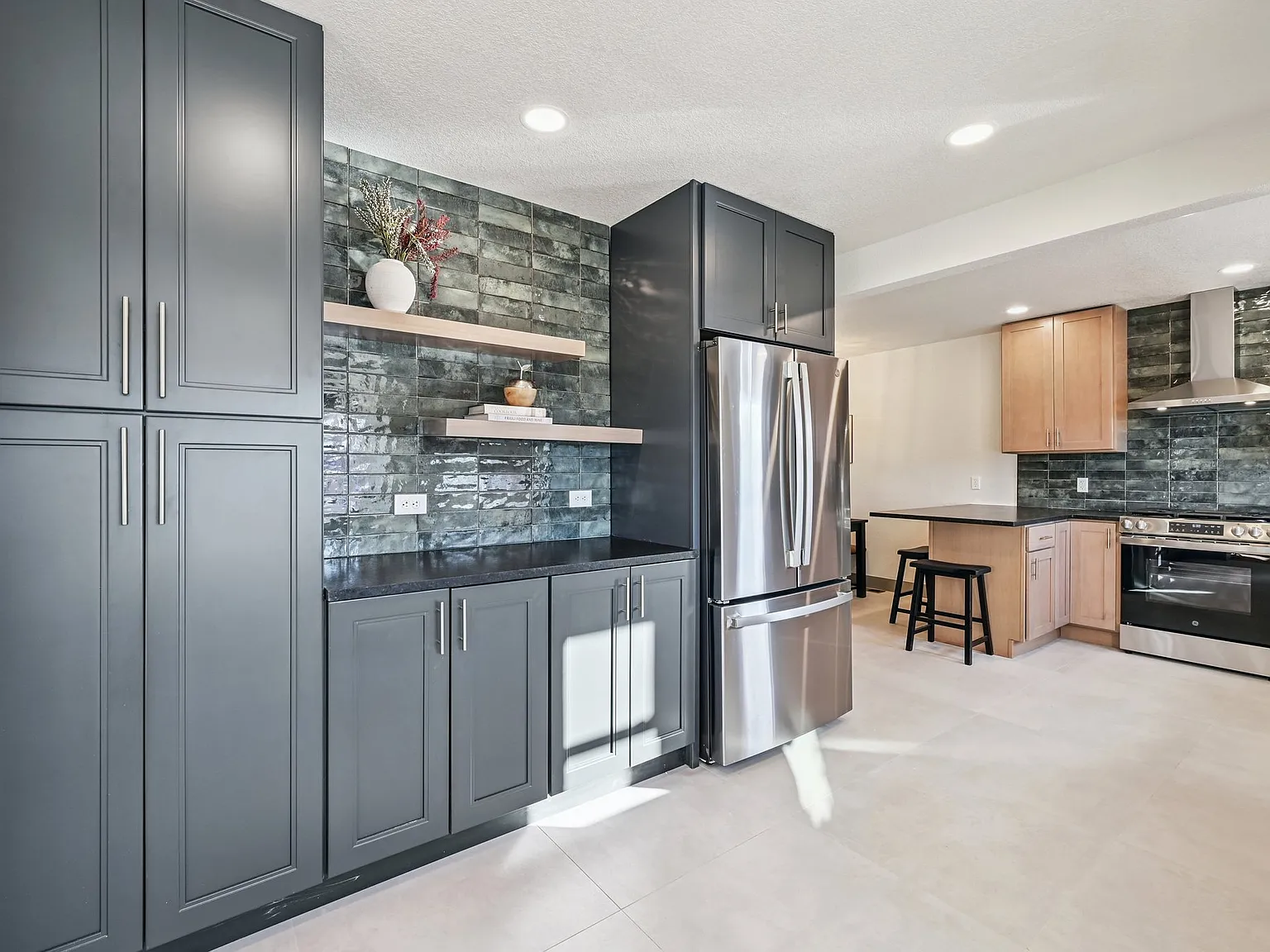 4 bed, 1985 sqft, $3,300 — Photo 4