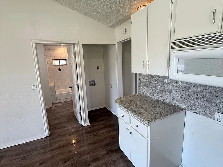 3202 Baylor St — Photo 3