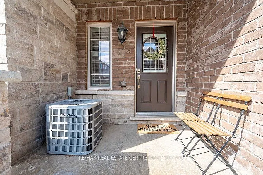 4 bed, $2,550 — Photo 2