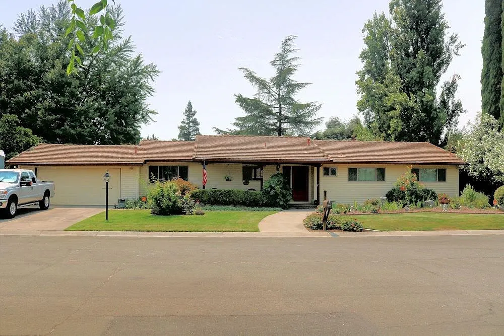 2864 Carmelita Dr photo 1