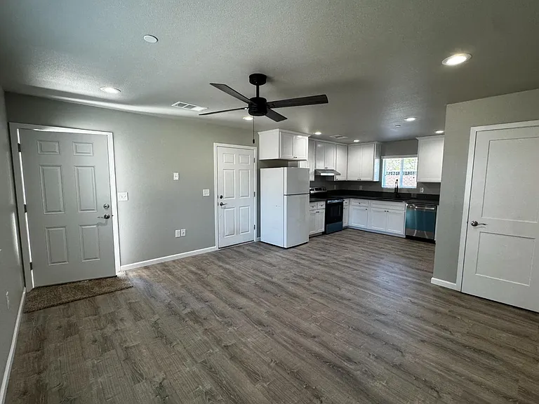 4834 N Fruit Ave — Photo 4