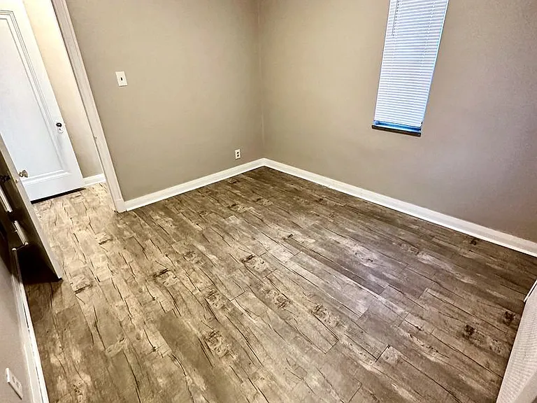 2910 Voelkel Ave — Photo 8