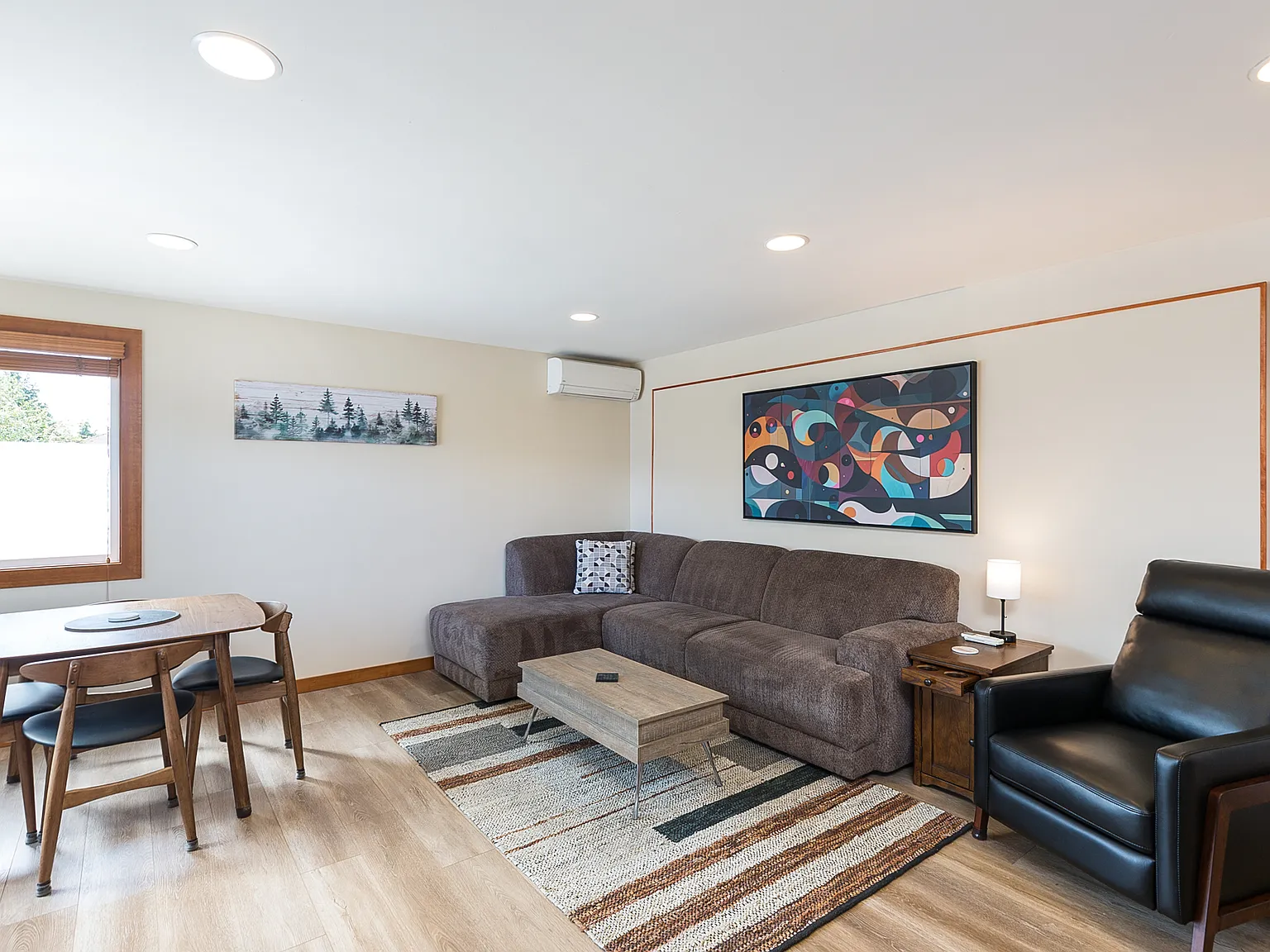 218 W Bell St — Photo 2