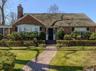 27 Canterbury Ln, Roslyn Heights, NY 11577