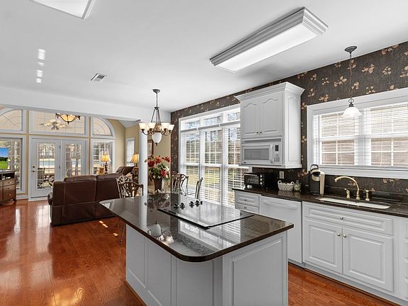 4th image of 1077 Links Dr.