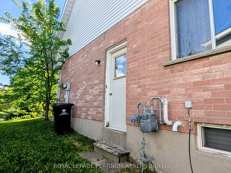 630 Pinerow Cres — Photo 26