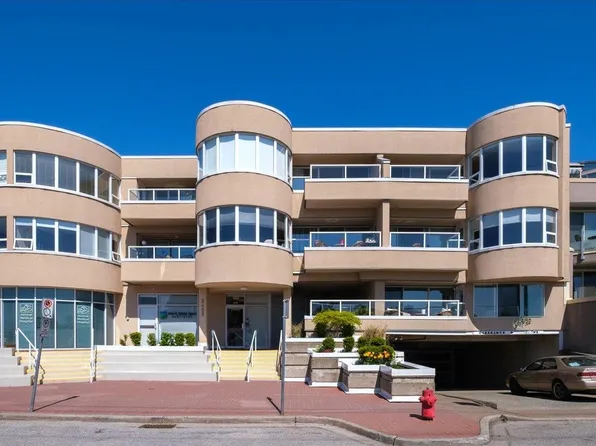 2455 Bellevue Ave #302, West Vancouver, BC V7V 1E1