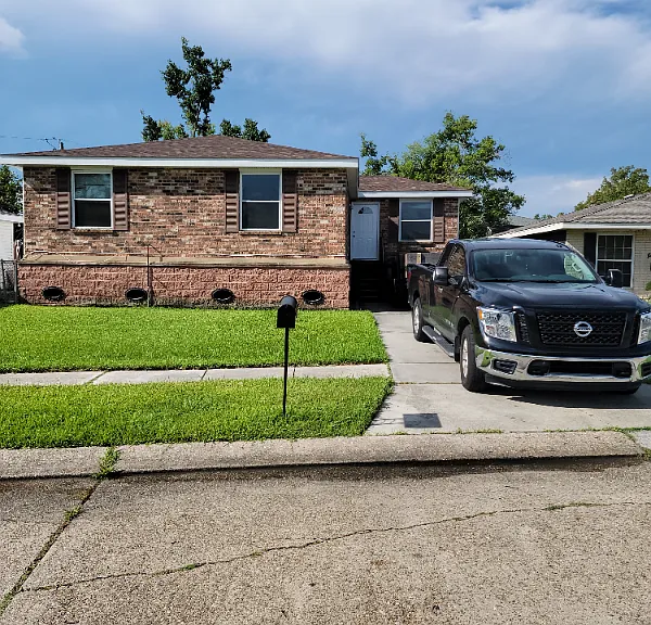 93 Elaine Dr — Photo 1