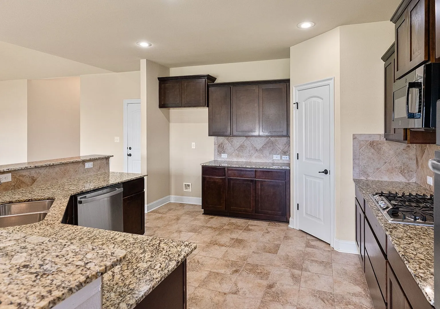 4 Bedroom House in Ascension Parish School District — Photo 2