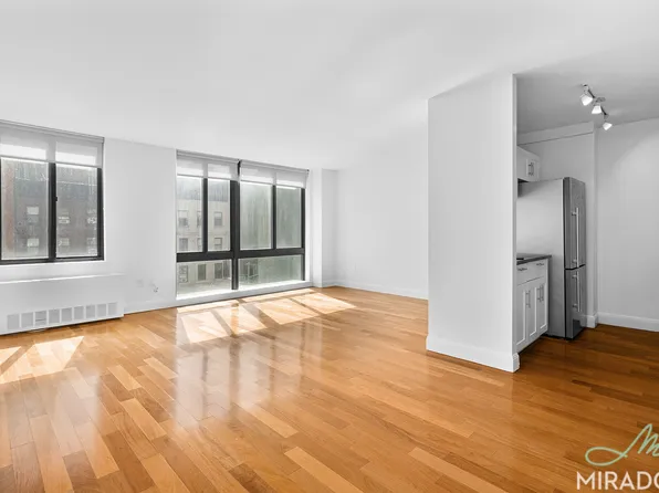 290 Third Avenue image 4 of 30