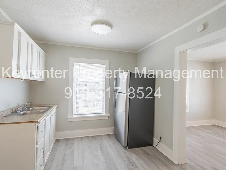 E 7th St Duplex — Photo 6