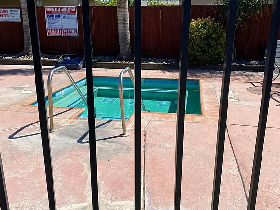 3rd image of 3017 La Vina Cir