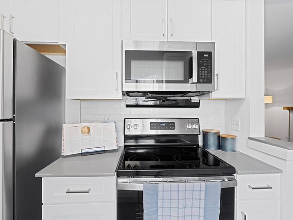 Stainless Steel Appliances at The Lakes in Bellevue, WA 98007