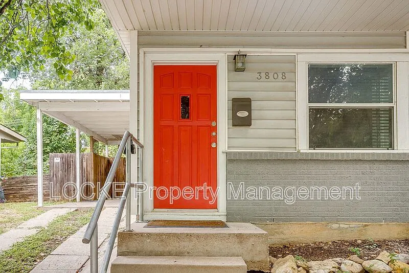 3 bed, 1.0 bath, 1100 sqft, $2,000 — Photo 2