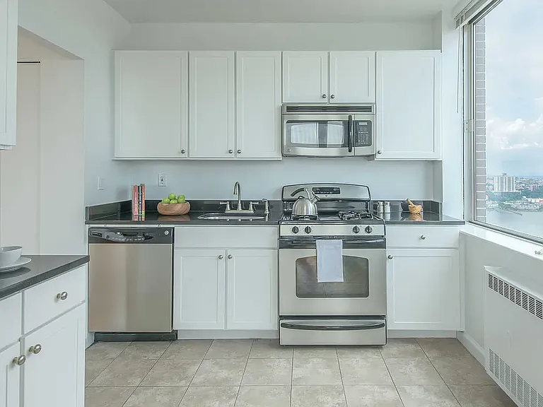 180 Riverside Blvd #10V — Photo 48