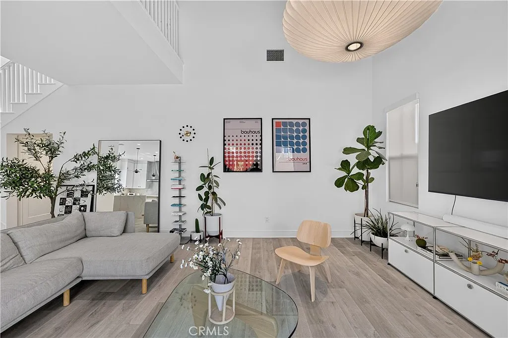 4 bed, 2455 sqft, $6,200 — Photo 3