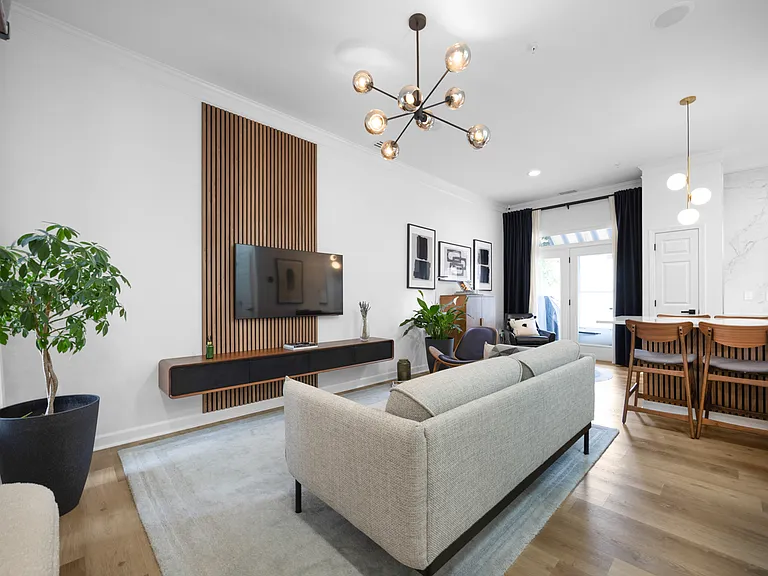 935 Hawthorne Bridge Ct — Photo 2