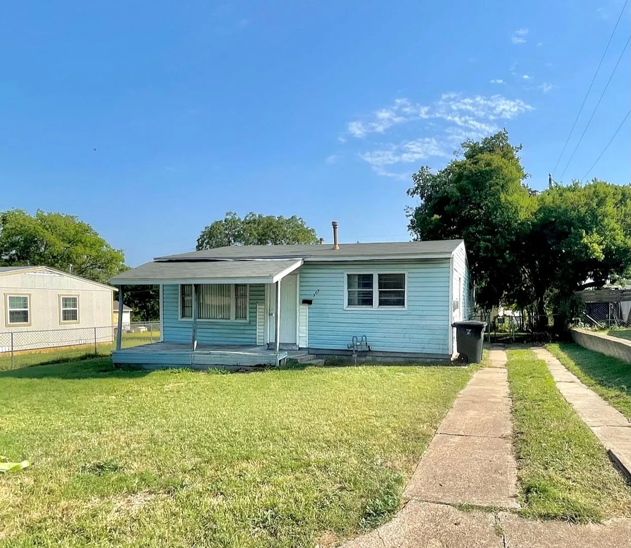 Cute 3 Bedroom 1 Bath Home with Chain Link Fenced Oversized Yard — Photo 1