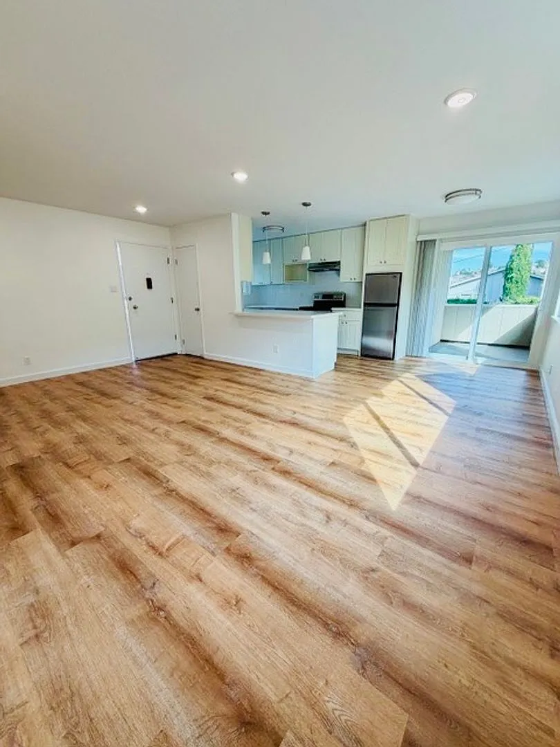 1205 Geraldine Way — Photo 2