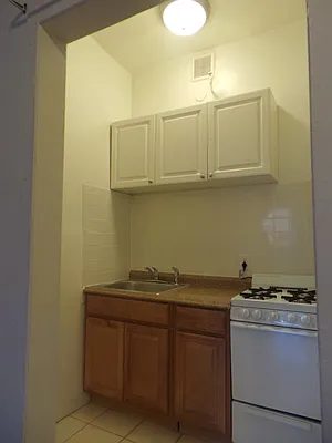 Rented by Perry Associates NYC Inc | media 35