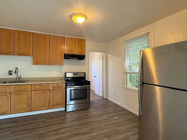 327 E Acacia St — Photo 6