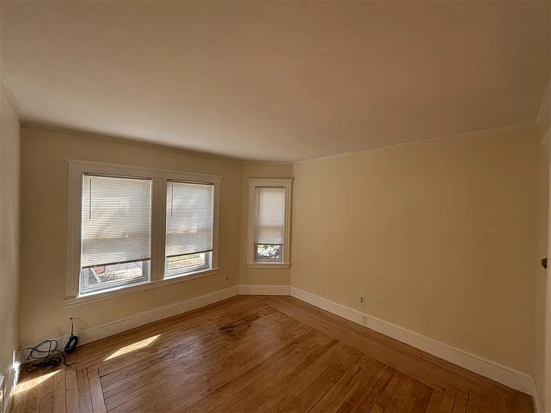 3 bed, 999 sqft, $3,750 — Photo 2