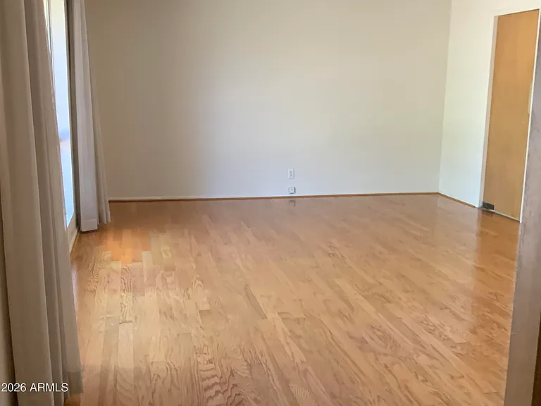 342 W Diana Ave — Photo 2