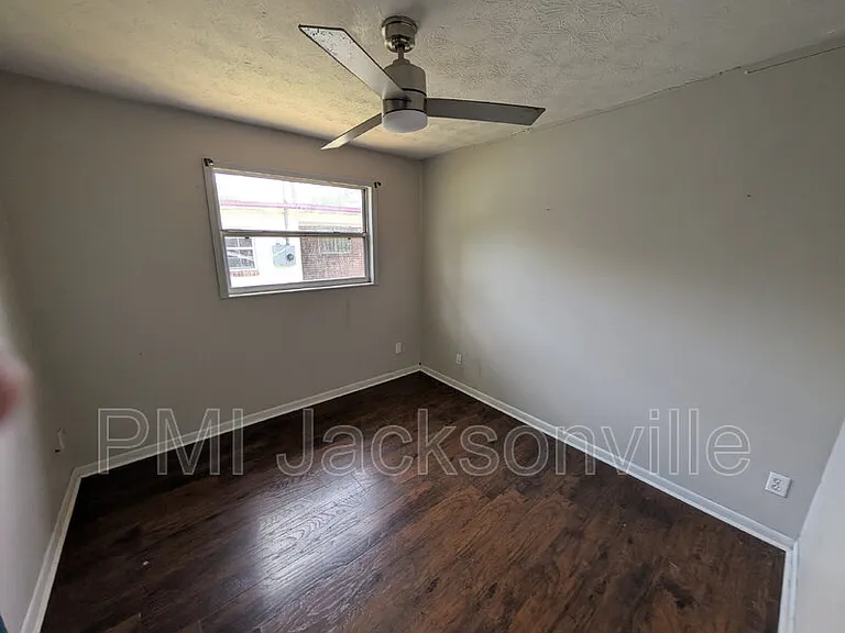 2562 W 28th St — Photo 3