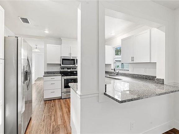 5th image of 634 NW Avens St
